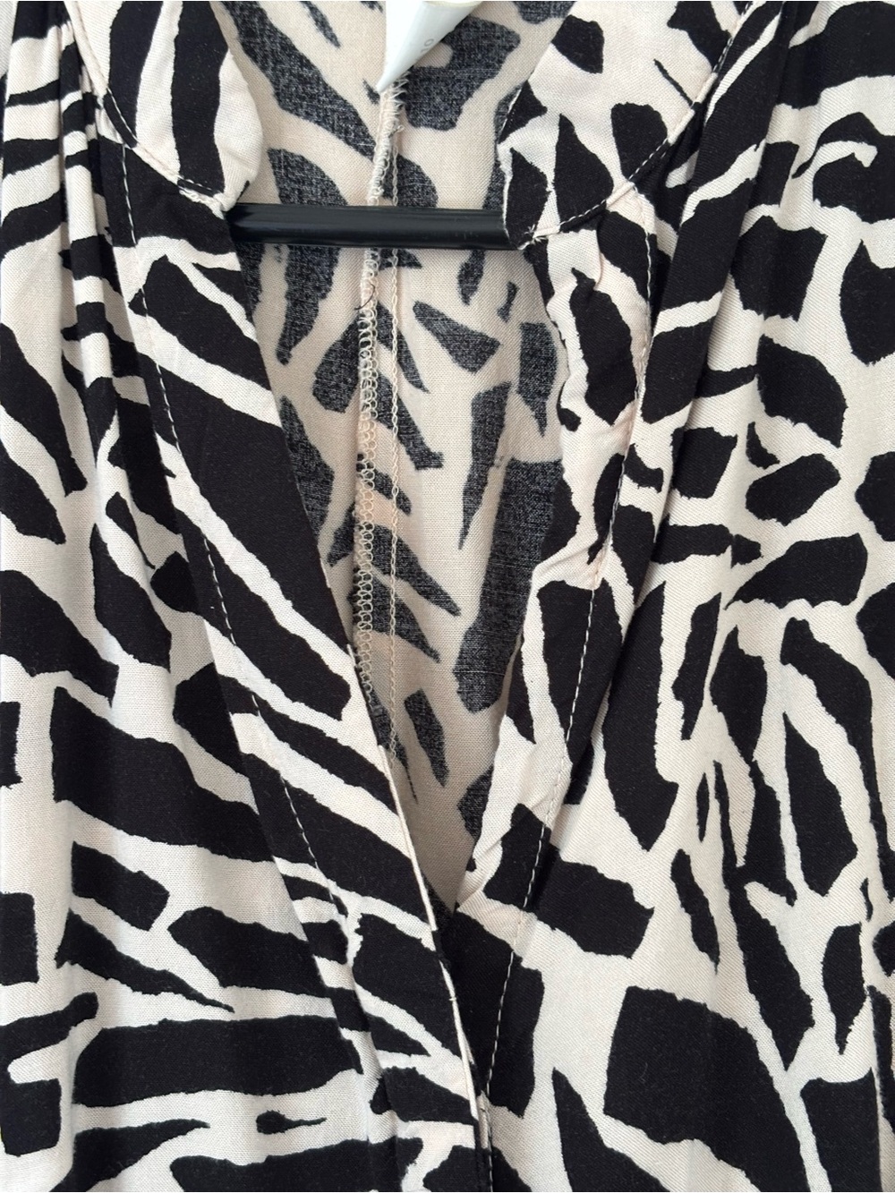 H&M beige and black abstract pattern maxi dress with tie waist, size S - Picture 5 of 8